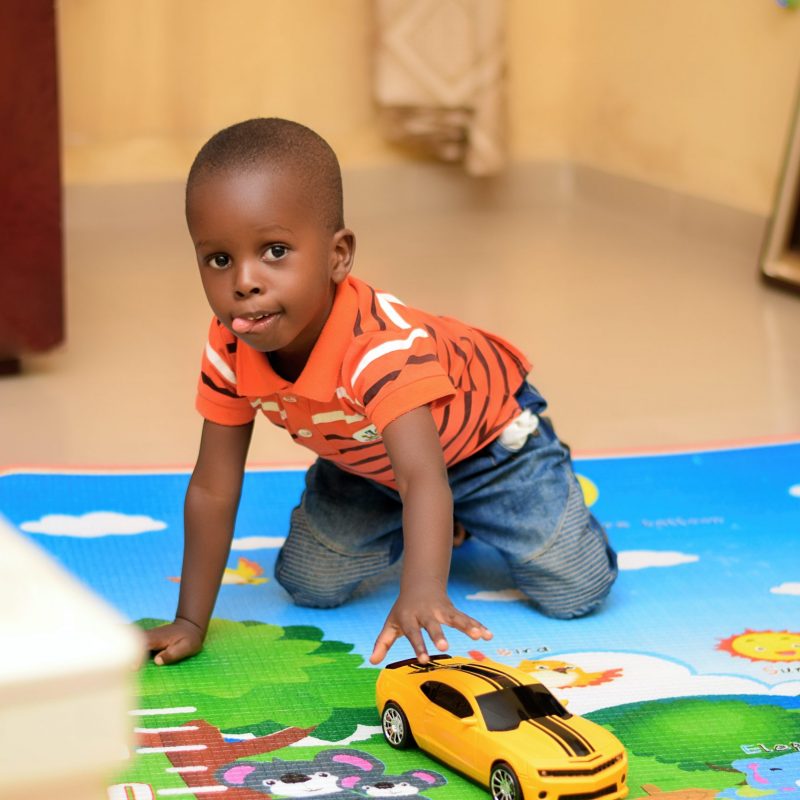 kidstechdiscoverycenter_little_boy_playing kidstechdiscoverycenter